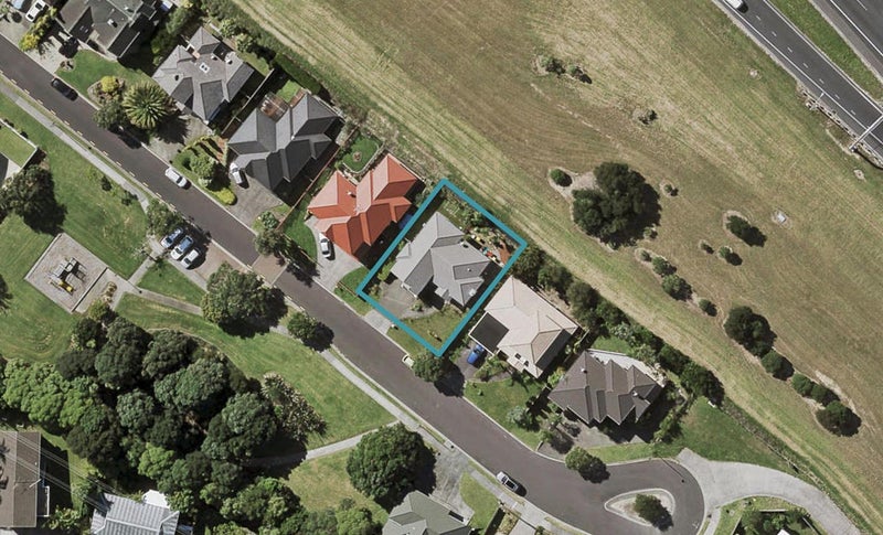 26 Highgrove Lane, Totara Vale, Auckland - Carousel 1