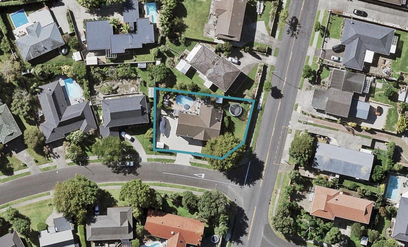 1 Hamish Place, Sunnyhills, Auckland - Carousel 1