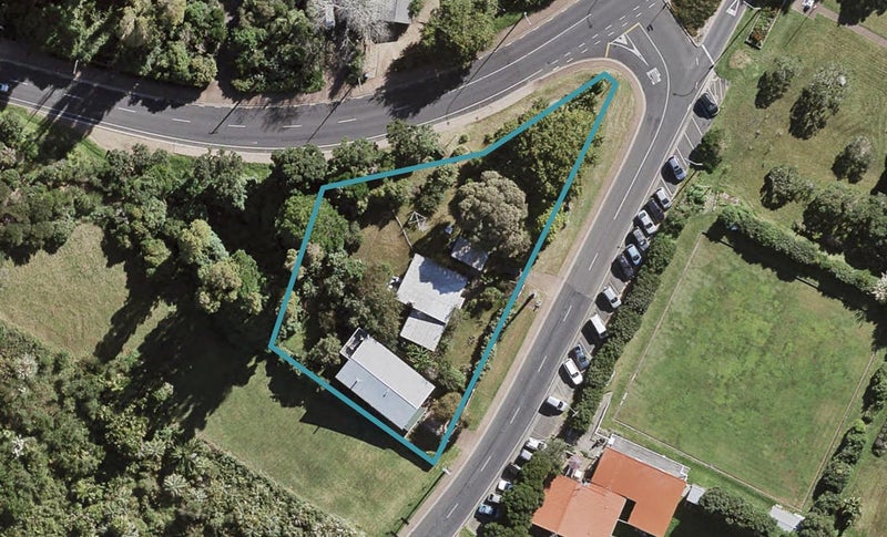 2 Mako Street, Oneroa, Waiheke Island - Carousel 1