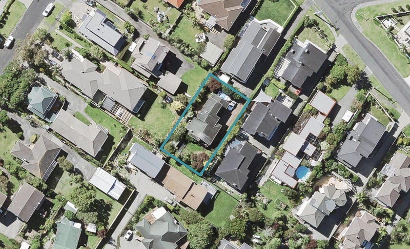 16A Scarboro Terrace, Murrays Bay, Auckland - Carousel 1