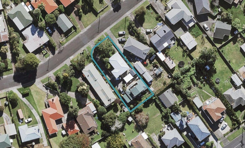 37 Coniston Avenue, Te Atatu South, Auckland - Carousel 1