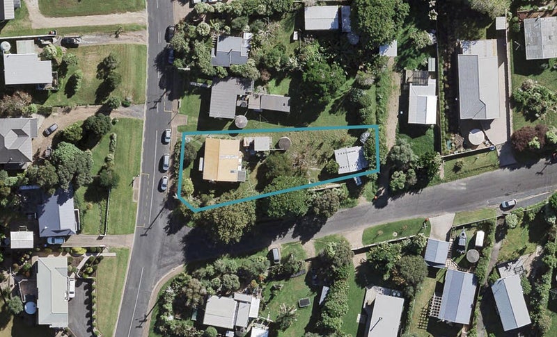 22 Tui Street, Oneroa, Waiheke Island - Carousel 1