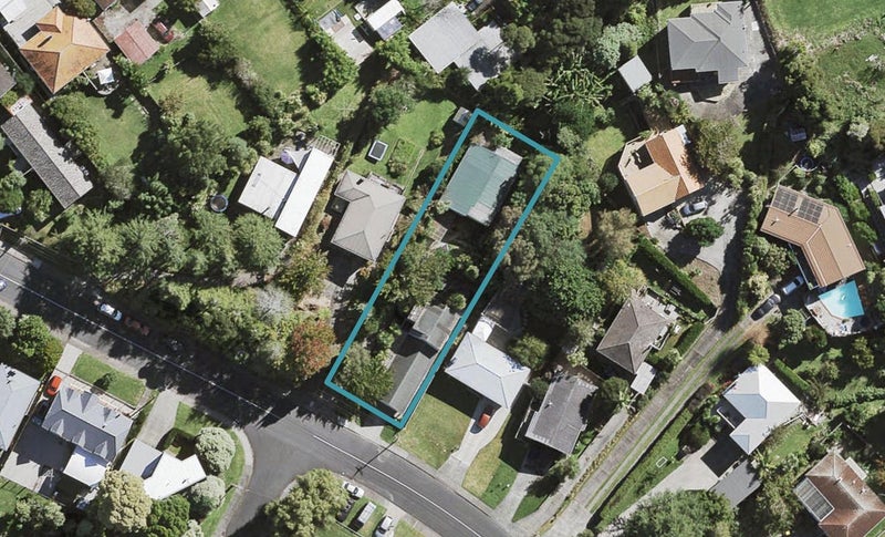 8 Derwent Crescent, Titirangi, Auckland - Carousel 1