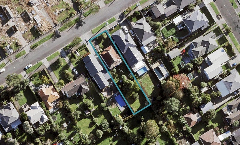 8 Wainoni Avenue, Point Chevalier, Auckland - Carousel 1