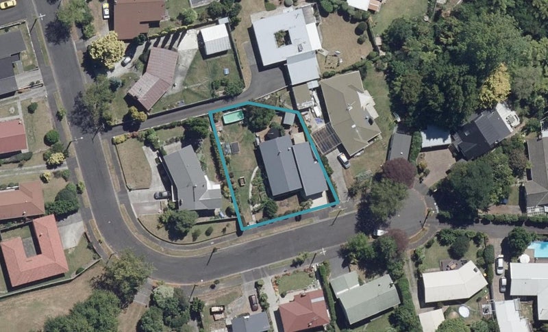 13 Beverley Crescent, Hillcrest, Hamilton - Carousel 1