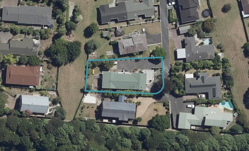 27 Brookview Court, Queenwood, Hamilton - Carousel 1