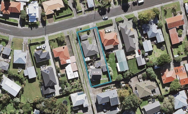 2/11 Coniston Avenue, Te Atatu South, Auckland - Carousel 1