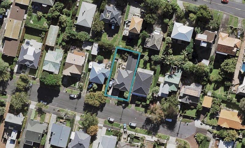 18 Rewa Road, Three Kings, Auckland - Carousel 1