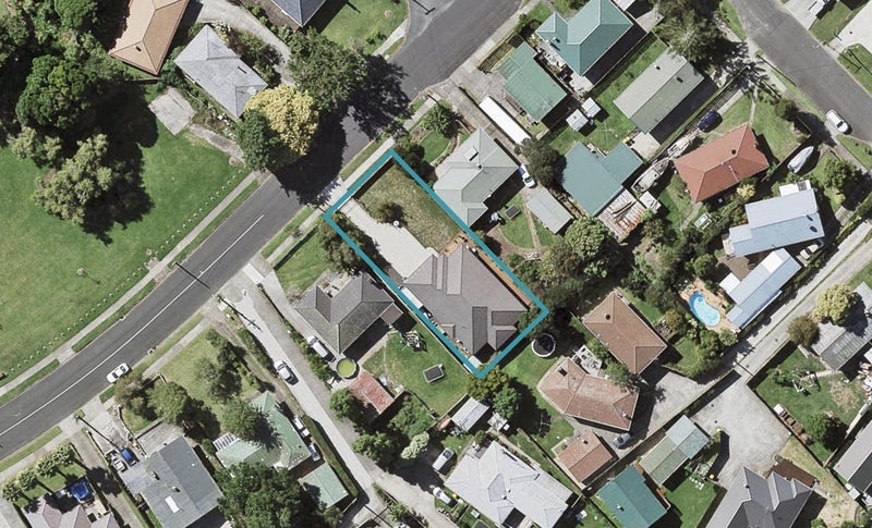 16 Tiraumea Drive, Pakuranga, Auckland - Carousel 1