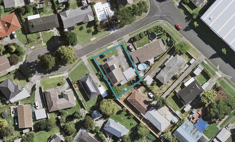 2/4 Kirrama Place, Conifer Grove, Takanini - Carousel 1