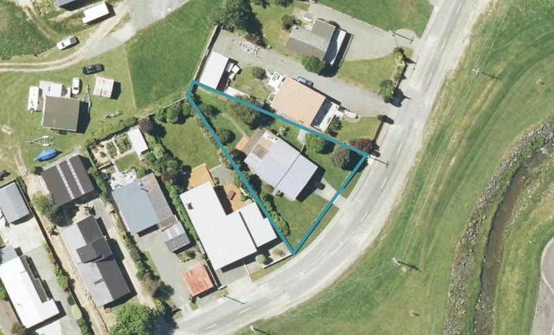 28 Beach Road, Waikawa, Picton - Carousel 1