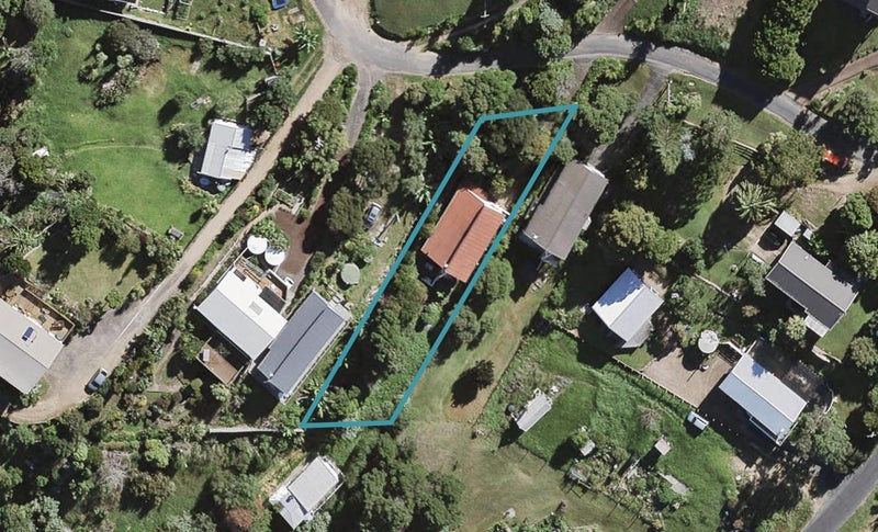 8 Fisher Street, Surfdale, Waiheke Island - Carousel 1