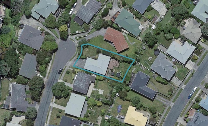 12 Fitzwilliam Terrace, Tawa, Wellington - Carousel 1