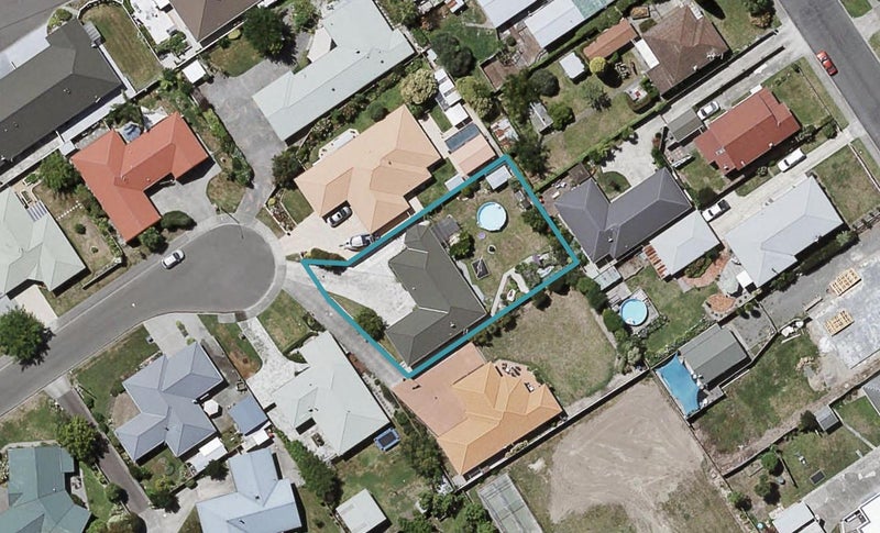 16 Amanda Place, Mayfair, Hastings - Carousel 1