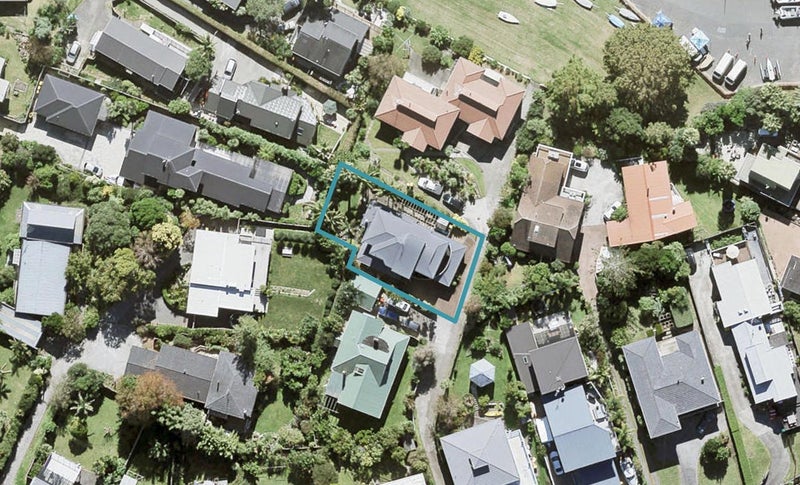 15A Ellangowan Road, Waiake, Auckland - Carousel 1