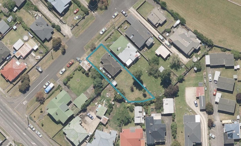 2 Pharazyn Street, Gonville, Whanganui - Carousel 1
