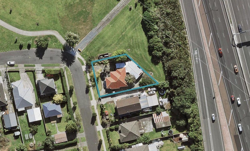 2 Crawford Avenue, Mangere Bridge, Auckland - Carousel 1