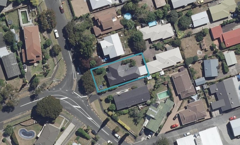 18 Queenwood Avenue, Queenwood, Hamilton - Carousel 1