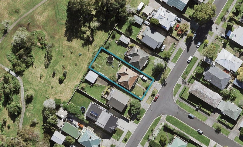9 Duncan Avenue, Sandringham, Auckland - Carousel 1