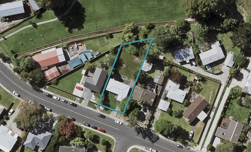 35 Totaravale Drive, Totara Vale, Auckland - Carousel 1