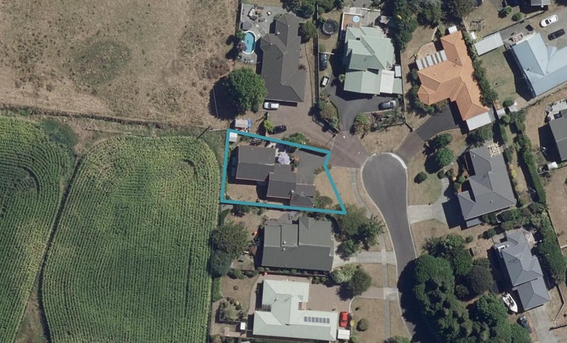 14 Sunny Dale, Western Heights, Hamilton - Carousel 1