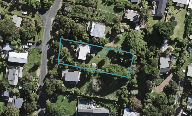 10 Queens Drive, Oneroa, Waiheke Island - Carousel 1