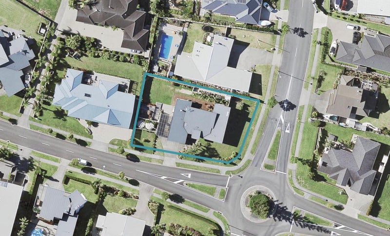 1 Intrepid Crescent, Beachlands, Auckland - Carousel 1