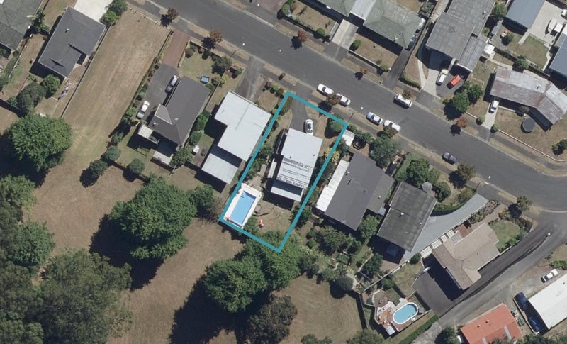 35 Resthill Crescent, Glenview, Hamilton - Carousel 1