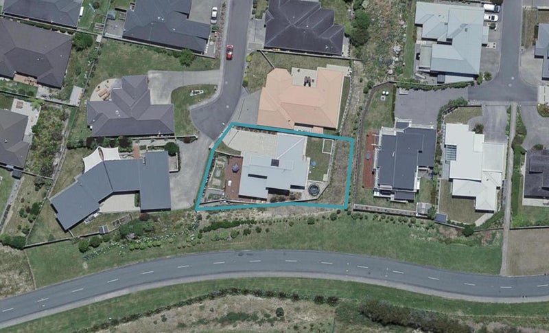 179 Woodman Drive, Tawa, Wellington - Carousel 1