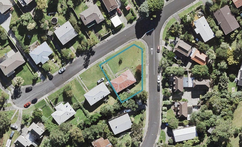 8 Sispara Place, Beach Haven, Auckland - Carousel 1