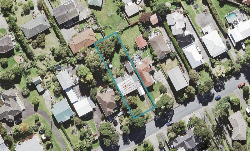 61 Cliff View Drive, Green Bay, Auckland - Carousel 1