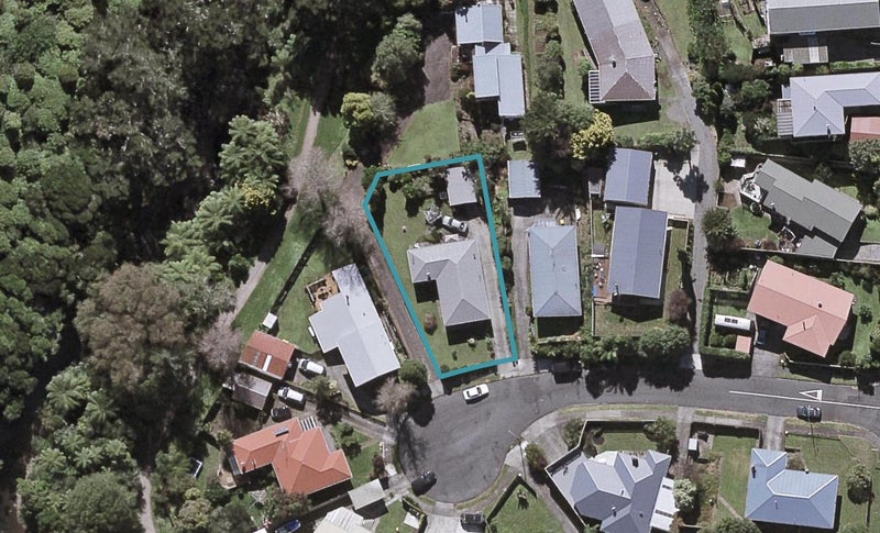 8 Kendal Place, Merrilands, New Plymouth - Carousel 1