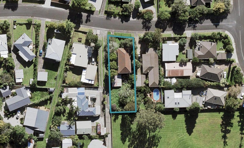 28 Brennan Avenue, Te Atatu Peninsula, Auckland - Carousel 1