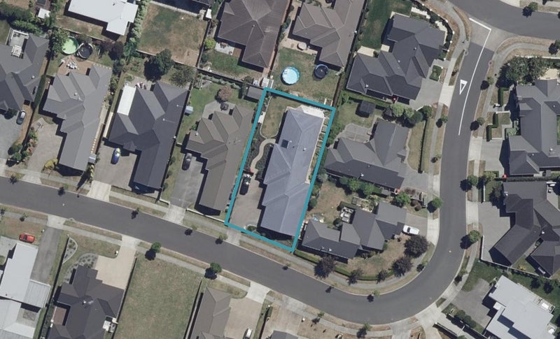 8 Langdale Court, Huntington, Hamilton - Carousel 1