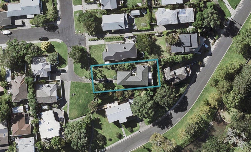 49 Hanlon Crescent, Narrow Neck, Auckland - Carousel 1