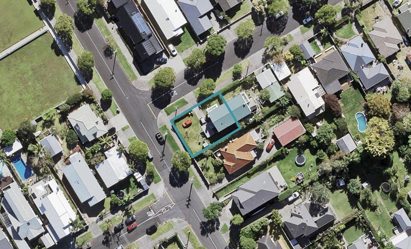 1 Seacombe Road, Point Chevalier, Auckland - Carousel 1