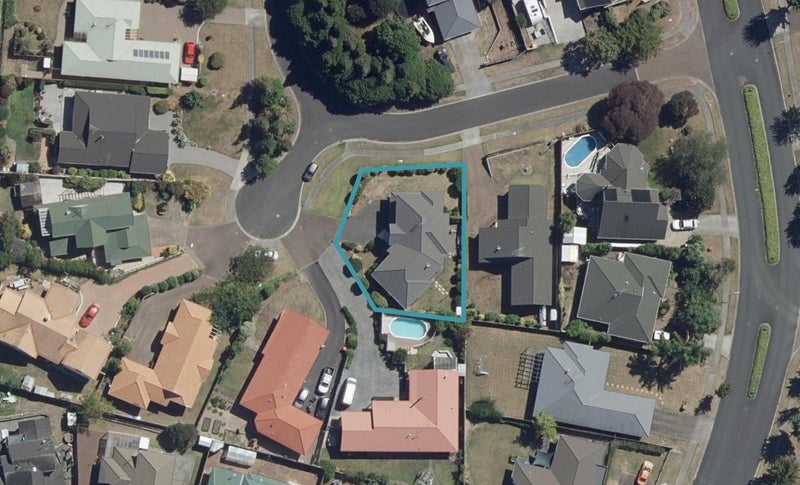 5 Sunny Dale, Western Heights, Hamilton - Carousel 1
