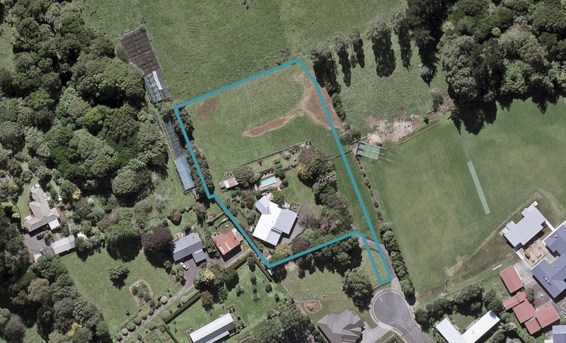 11 Oakwood Drive, Highlands Park, New Plymouth - Carousel 1
