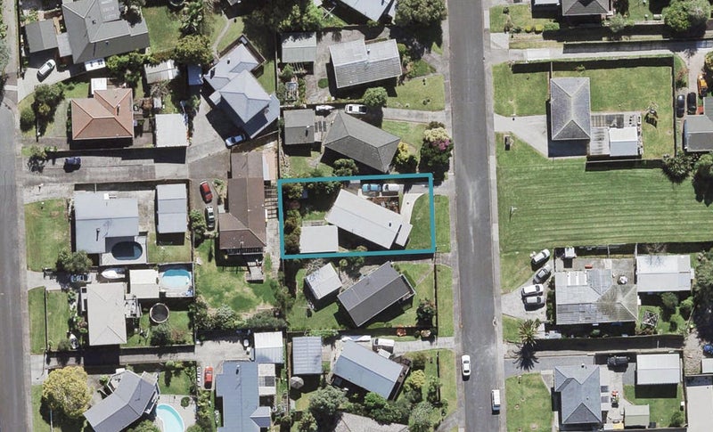 13 Glynnbrooke Street, Te Atatu South, Auckland - Carousel 1