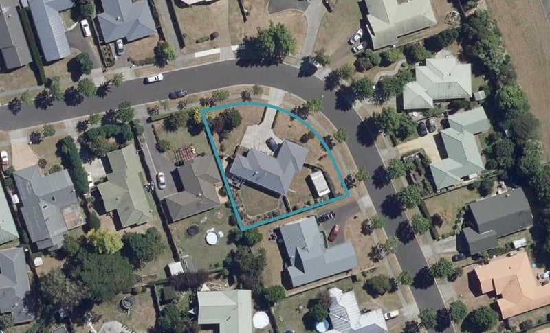 31 Bouverie Crescent, Flagstaff, Hamilton - Carousel 1
