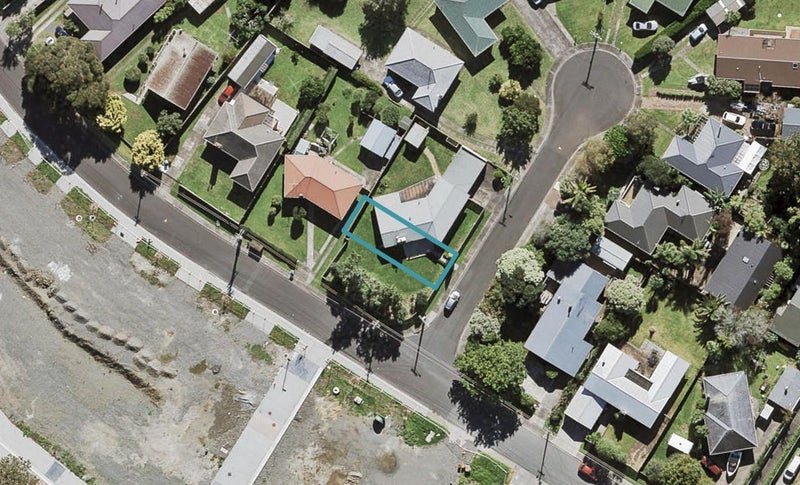 16 Pickett avenue, Sandringham, Auckland - Carousel 1