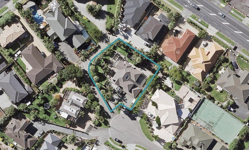 11 The Mews, Shamrock Park, Auckland - Carousel 1