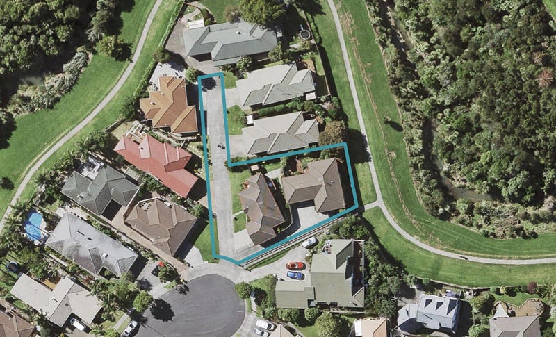 1/30 Bernie Edwards Place, Botany Downs, Auckland - Carousel 1