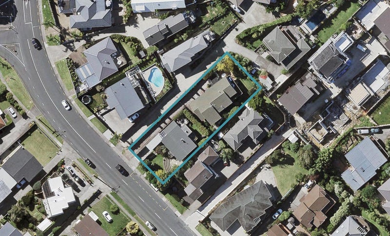 1/79 East Coast Road, Castor Bay, Auckland - Carousel 1