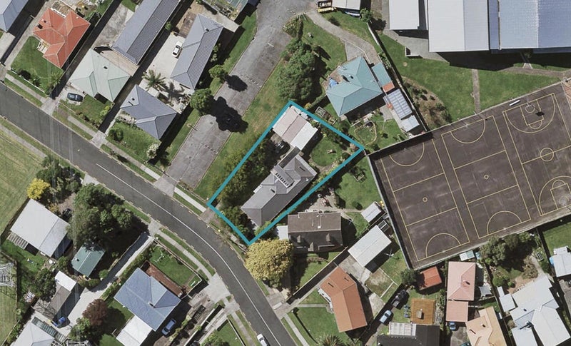 82 Edgewater Drive, Pakuranga, Auckland - Carousel 1