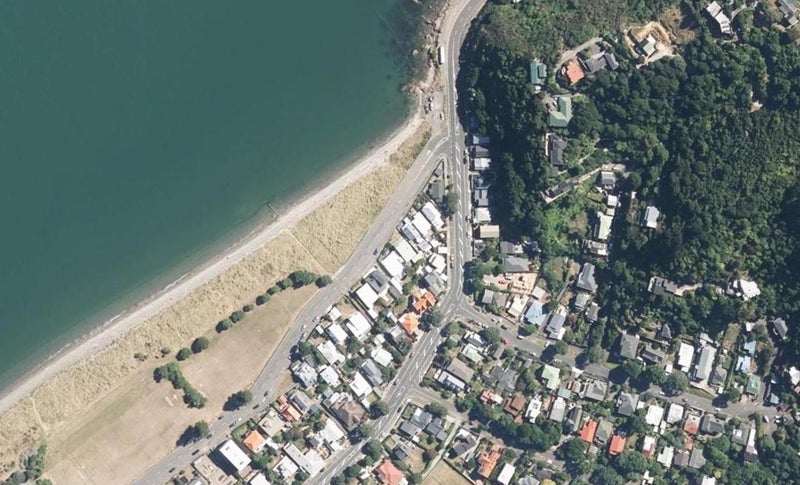 11 Marine Parade, Eastbourne, Lower Hutt - Carousel 1