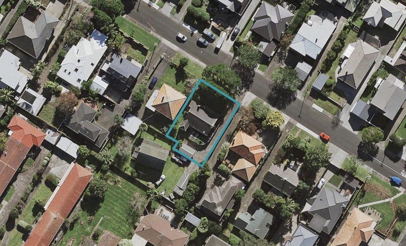 15 Kowhatu Road, One Tree Hill, Auckland - Carousel 1