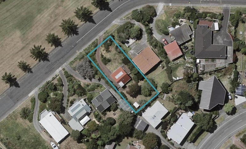 12 Queens Road, Waikanae Beach, Waikanae - Carousel 1
