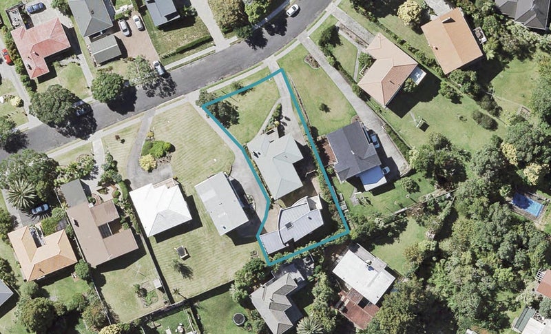 24 Mayfair Crescent, Mairangi Bay, Auckland - Carousel 1