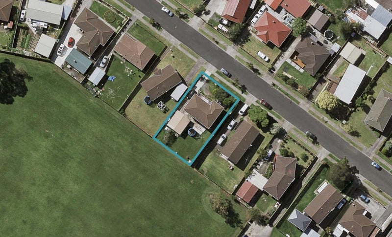 13 Dillon Crescent, Clover Park, Auckland - Carousel 1